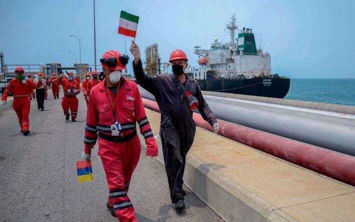عکس ، بوسیدن پرچم ایران در ونزوئلا