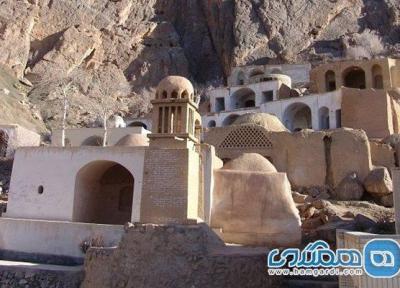 زیارتگاه پیر نارکی یکی از جاذبه های دیدنی مهریز به شمار می رود